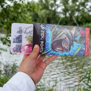Detalle de la caja de pesca con compartimentos transparentes, cebos y anzuelos preparados.