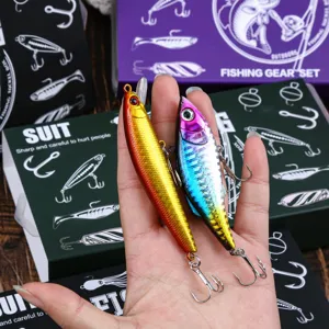 Primo piano dettagliato di colorati artificiali da pesca con ami affilati e resistenti.