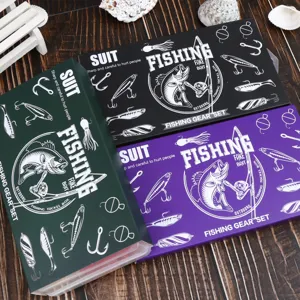 Scatola per attrezzatura da pesca con varie confezioni colorate per gli appassionati.