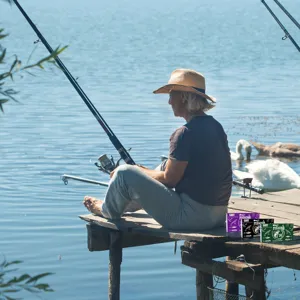 Set di attrezzatura da pesca professionale con esche e ami per le vostre uscite.