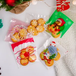 Detalle de bolsas de plástico autoadhesivas para galletas navideñas con motivos de Papá Noel.