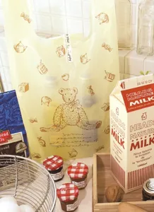 Gele beer plastic cadeau tas vest stijl verpakking tas kleine maat gedetailleerde weergave.