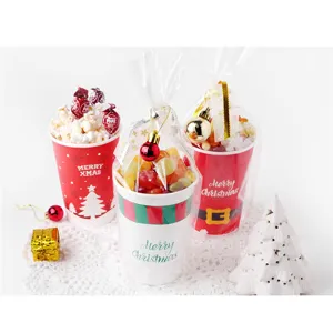 Set de vasos de papel para caramelos de Navidad con bolsas transparentes y cintas festivas.