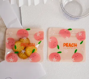 Detalle de primer plano de bolsas de embalaje de plástico sellables con patrón de melocotón.