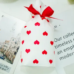 Valentijn rode hartjes trekkoord cadeauzakje plastic snoepzak verpakking feest