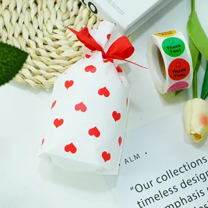 Valentijn rood hart DIY verpakking trekkoord cadeauzakje voor snoep en feestelijke artikelen.