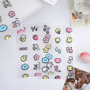 Niedliche gefrostete transparente Plastiktüten mit süßen Blumen- und Tiermotiven für Geschenke.