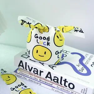 Süße Hasenohren Geschenktüte mit Smiley-Motiv, perfekt für Kinderparty-Verpackung.