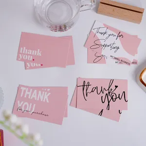 Vista di dettaglio dei biglietti di auguri rosa di ringraziamento, ideali per regali e note.