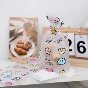 Niedlicher milchiger geschenkbeutel mit cartoon muster und drahtbinder für party verpackung
