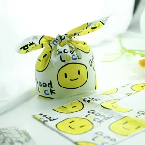 Detailaufnahme der niedlichen gelben Geschenktüte mit Smiley Gesicht und praktischen Hasenohren.