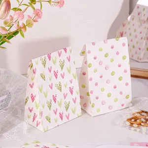 Bolsas de regalo de papel estilo ins con corazones y puntos, perfectas para repostería y embalaje.