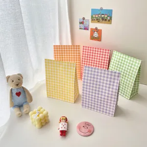 Detailansicht der bunten Macaron Karo Papiertragetaschen, perfekt fuer kleine Geschenke.
