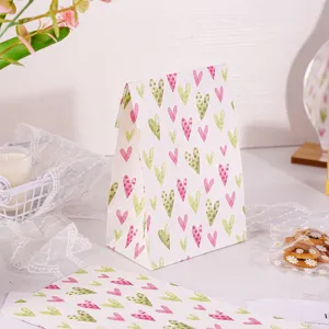Bolsas de regalo de papel ecológicas con corazones de acuarela, ideales para repostería y embalaje.