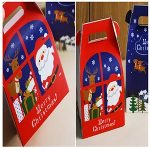 Vista detallada de cajas de regalo de Navidad con lindos diseños de Papá Noel y reno.