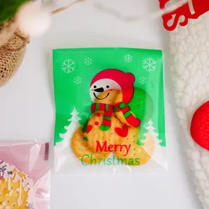 Vista detallada de la bolsa de embalaje navideña autoadesiva con diseño de muñeco de nieve.
