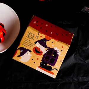 Détail de la boîte en papier de bonbons d'Halloween avec impression de fantôme et chat.