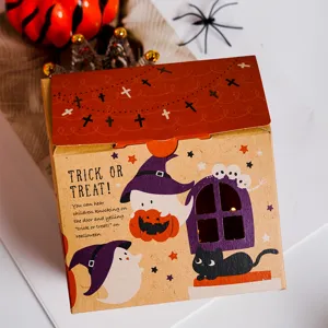 Boîte en carton Halloween détail avec motifs de fantômes et chat pour cadeaux de fête.