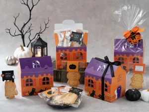 Vue détaillée de l'ensemble de boîtes d'emballage d'Halloween avec rubans et biscuits.