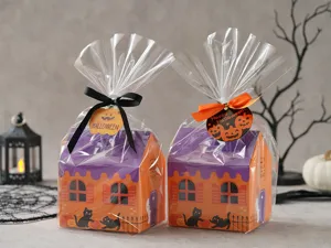 Boîtes de cadeaux de bonbons d'Halloween avec des sacs transparents et des rubans.