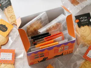 Boite d'emballage d'Halloween avec design de dessin anime et biscuits comme cadeau.