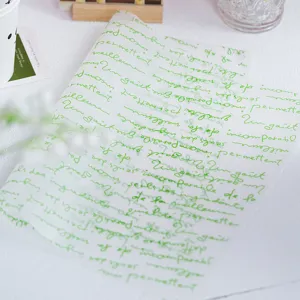 Primer plano detallado de papel encerado de envolver con letras francesas verdes, elegante.