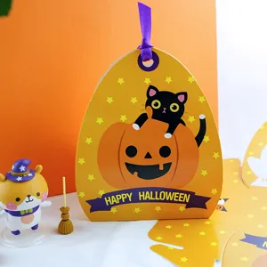 Boîte cadeau de bonbons d'Halloween avec chat noir et citrouille, emballage en papier.
