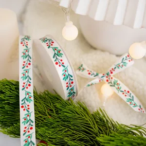 Cinta impresa de Navidad para envolver regalos, repostería y decoración festiva en detalle.