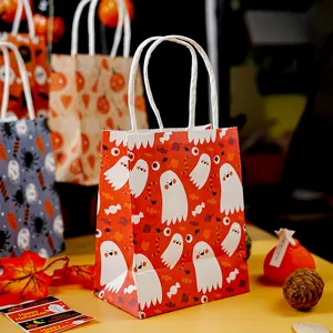 Halloween papieren cadeauzakjes met schattige spookjes, perfect voor feestjes en traktaties.