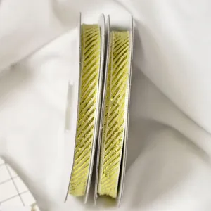 Goldene diagonal gestreifte Bandrollen zum Geschenke verpacken und Dekorieren Basteln.
