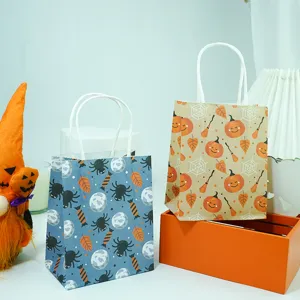 Detailweergave van mini Halloween-cadeautasjes van kraftpapier met pompoen- en spinnenmotieven.