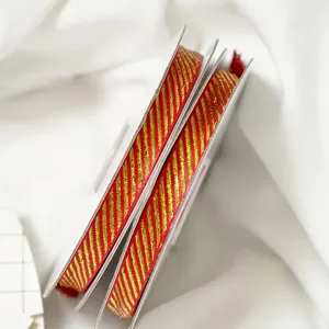 Rotes und goldenes Köpergewebe-Band Detail, ideal für Geschenkverpackung, Kekse und Deko.