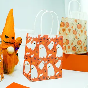 Gedetailleerd overzicht van de Halloween-cadeautas van papier met schattig spookpatroon en handvatten.
