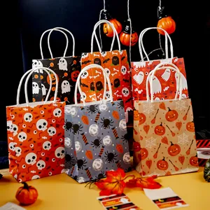 Halloween papieren cadeautasjes met pompoen en schedel patronen voor griezelfeest.
