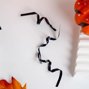 Primo piano dettaglio di filo di legatura per imballaggio nero, ideale per chiudere sacchetti.