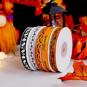 Détail de ruban gros-grain imprimé Halloween avec motifs de fantômes et toile d'araignée.