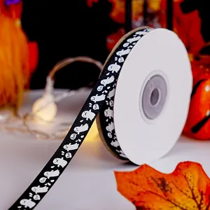Ruban gros-grain noir d'Halloween avec motifs de fantômes blancs pour emballage cadeau DIY.