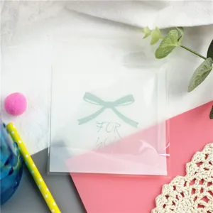 Transparente selbstklebende Geschenktüte mit süßer Schleife und For-You-Druck für Kekse.