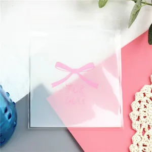 Nahaufnahme des matten Geschenktüten mit Schleife und Aufdruck für kleine Geschenke.