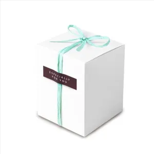 Quadratische weiße Geschenkschachtel mit blauem Band und Etikett für Bäckerei und Geschenke.