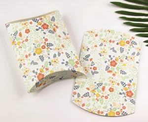Primo piano dettagliato delle bellissime scatole regalo in carta cuscino a fiori.