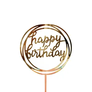 Λεπτομέρεια topper τούρτας happy birthday σε χρυσό ακρυλικό, όμορφο στρογγυλό σχέδιο.