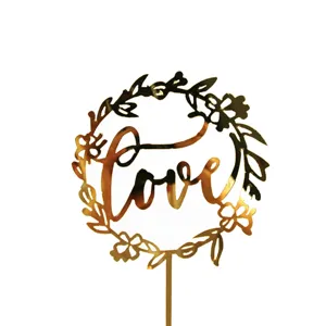 Λεπτομέρεια topper τούρτας Love από χρυσό ακρυλικό, σχέδιο στεφάνου λουλουδιών για πάρτι.