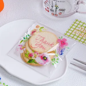 Transparente selbstklebende Geschenktüte mit Frühlings Blumendesign und Dankeschön Druck.