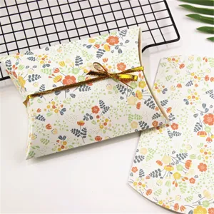Scatola regalo cuscino con stampa floreale confezione caramelle con nastro per festa.
