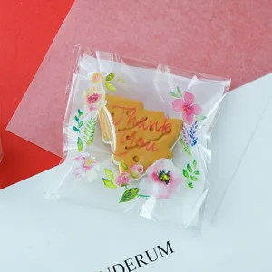 Frühling transparente selbstklebende Geschenktüte mit Blumenmuster und Keks innen.