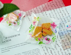 Transparente selbstklebende Geschenktüten mit frischem Blumenmuster und Dankeschön-Text.