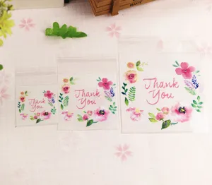 Transparentes, selbstklebendes Geschenkverpackungsetui mit aquarellierten Blumenmustern im Detail.