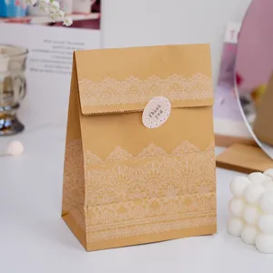 Sacchetto regalo in carta kraft vintage con stampa in pizzo bianco e adesivo sigillo.