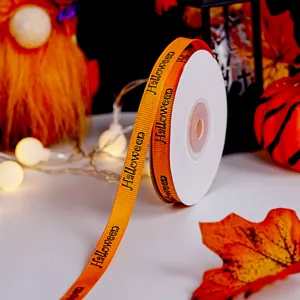 Détail ruban gros-grain orange, impression thème Halloween, idéal emballage cadeau et loisirs.